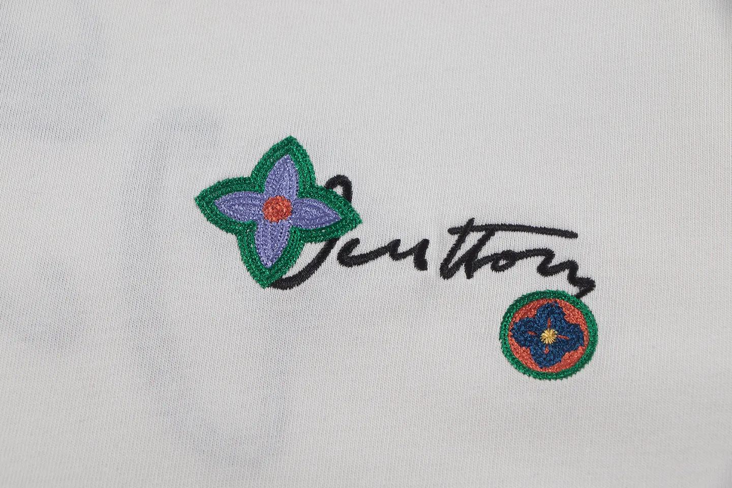 🅿️170 louis vuitto*2026 latest short-sleeved T-shirt patch embroidery Material: high version 300g double yarn combed cotton Size: S M L XL Color: black and white Style number: W2636